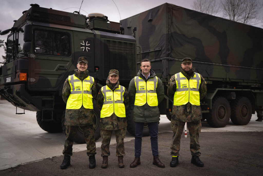 Das Projektteam am Tag des Feldtests von YARDED am 24.01.2024: Hauptmann Oskar H (l.), Hauptmann Anna T. (2. v.l), Kapitänleutnant Eric L. (r.) vom LogBtl 163 RSOM und Christoph R. (2.v.r.), Product Owner Innovation beim CIHBw; Blauer Bund