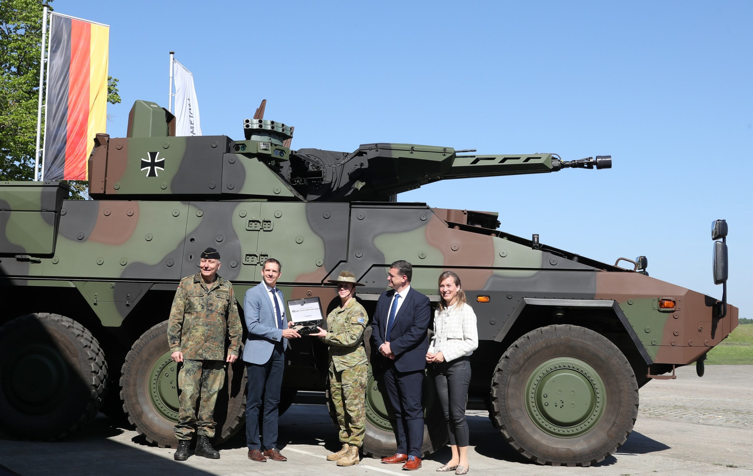 Die symbolische Schlüsselübergabe für das erste Nachweismuster erfolgte am 02. Mai 2024 bei Rheinmetall in Unterlüß. - Blauer Bund
