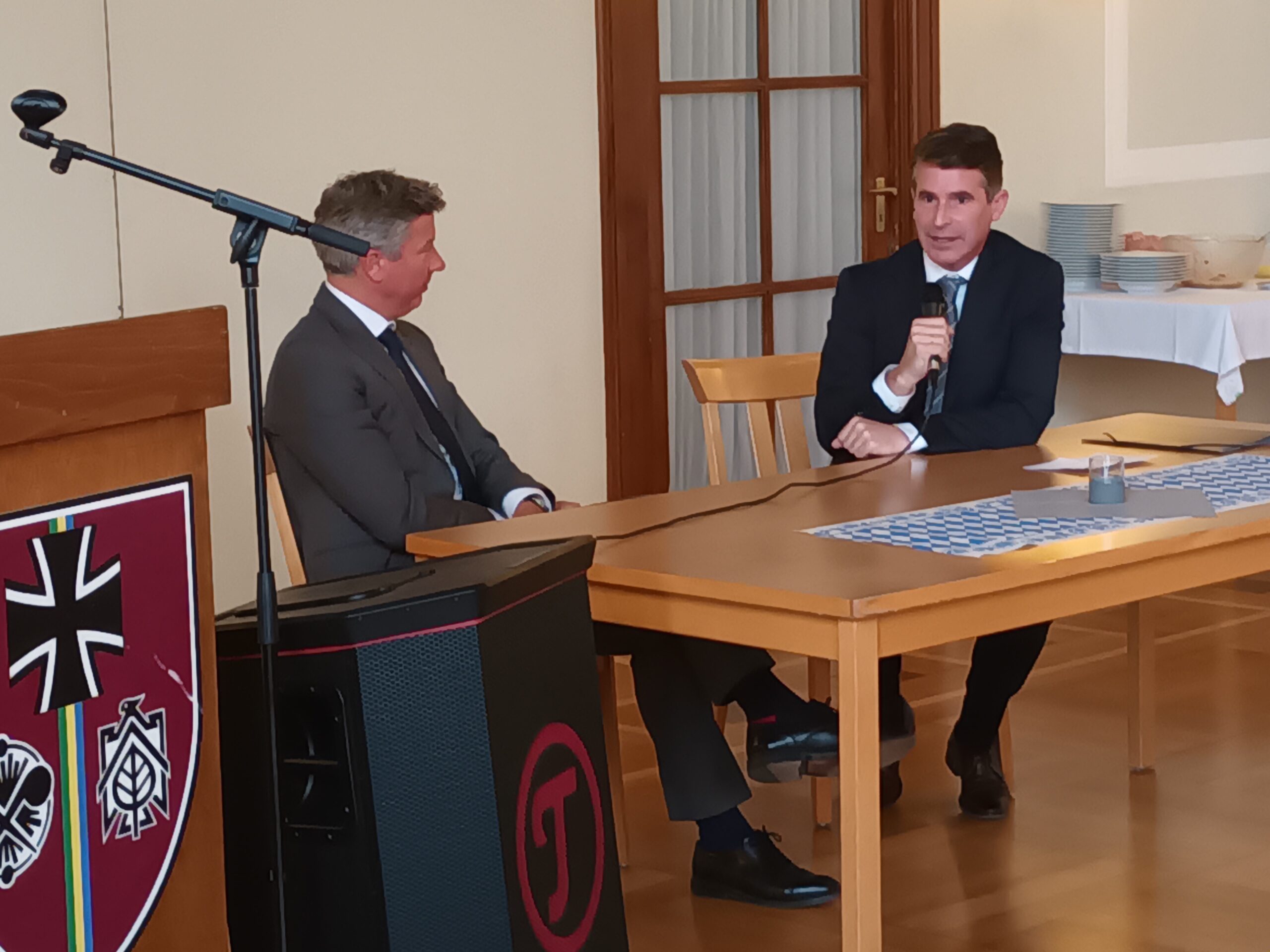 Podiumsgespräch des CSU-Europaminister Eric Beißwenger (rechts) mit dem Geschäftsführer der Münchner Sicherheitskonferenz Dr. Benedikt Franke. - Blauer Bund