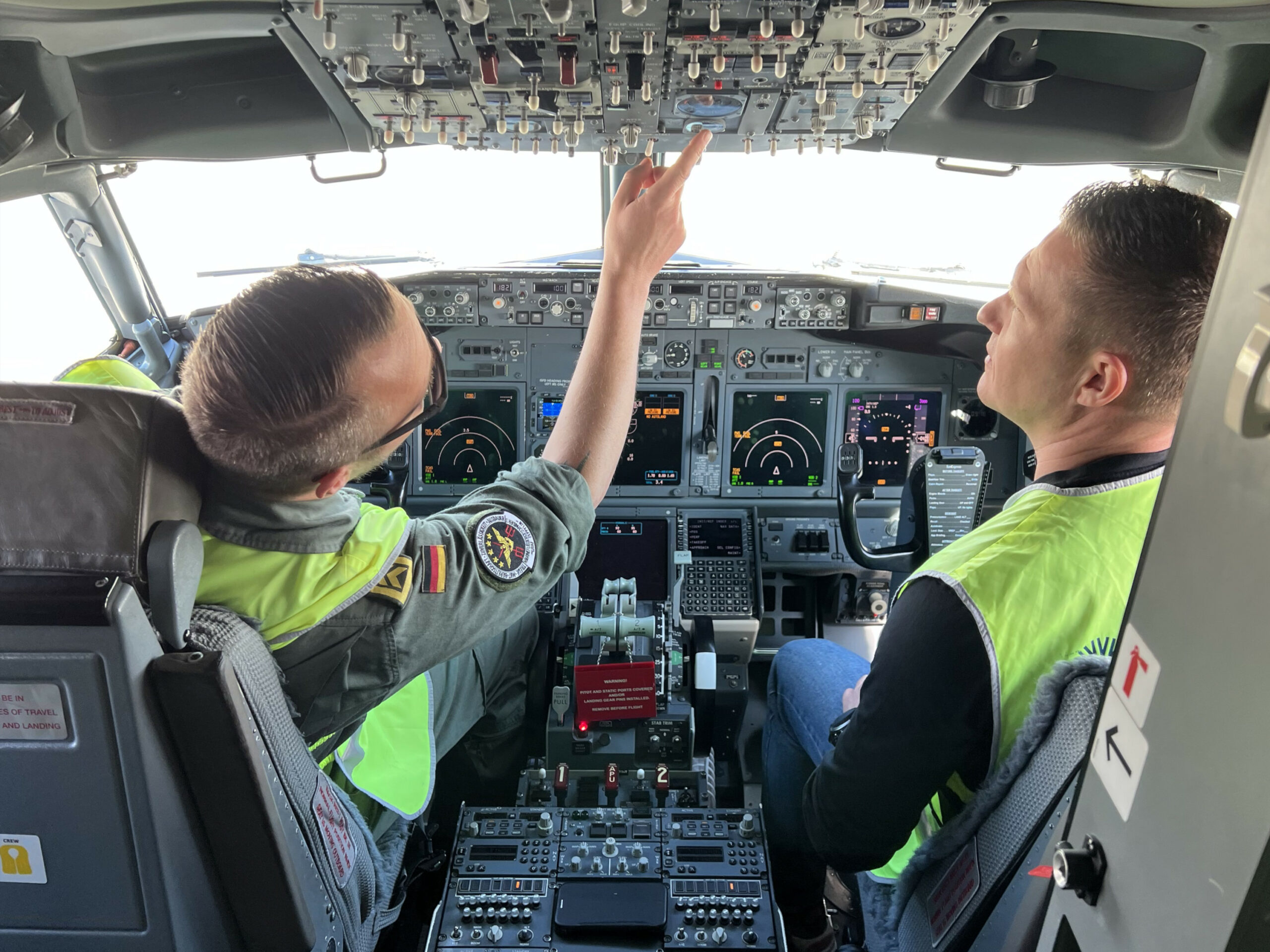 Der Arbeitsplatz von Pilot und Co-Pilot ist auch für die Techniker der Flugzeugmuster ein Schwerpunkt der Arbeit. - Blauer Bund